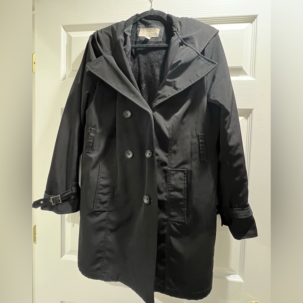 Croft & Barrow black hooded lightweight coat. New condition. No belt.